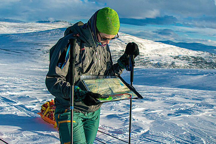 Kompass hører alltid sammen med kart når du er på tur. Kompasset består av en magnetisk kompassnål inne i et kompasshus som igjen er montert på ei gjennomsiktig plate.